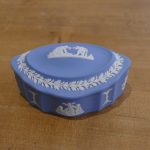 Boîte ovale Wedgwood en Jasperware bleu, vue d'ensemble