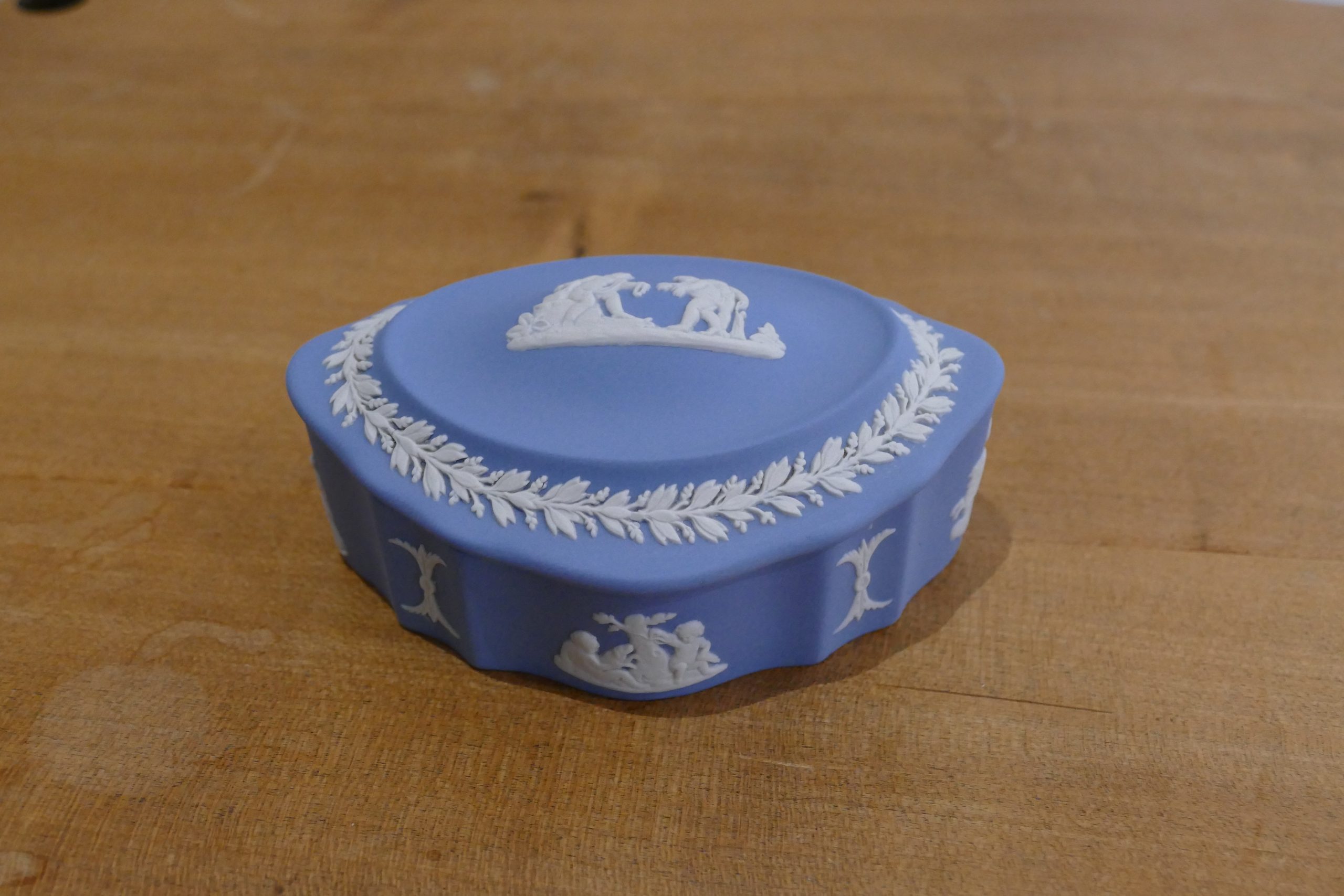 Boîte ovale Wedgwood en Jasperware bleu, vue d'ensemble