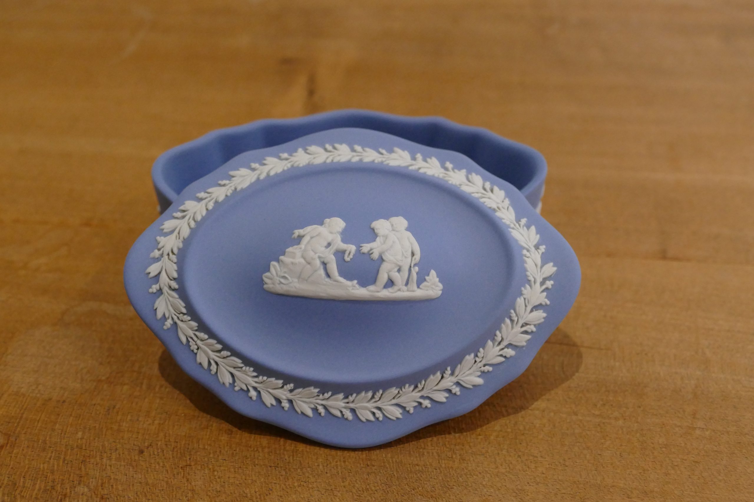 Boîte ovale Wedgwood en Jasperware bleu, couvercle à décor mythologique en relief