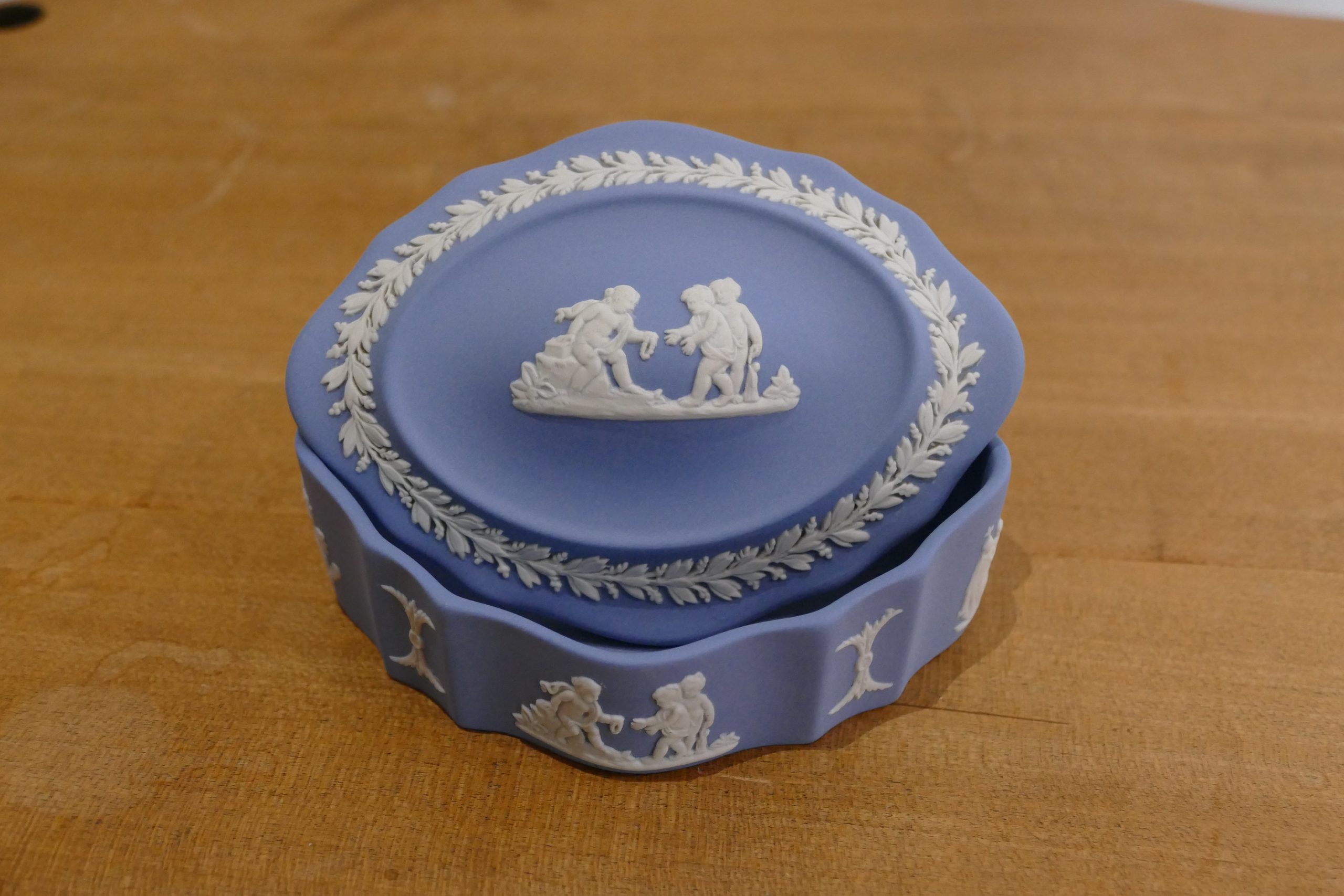 Boîte ovale Wedgwood en Jasperware bleu, couvercle posé en biais