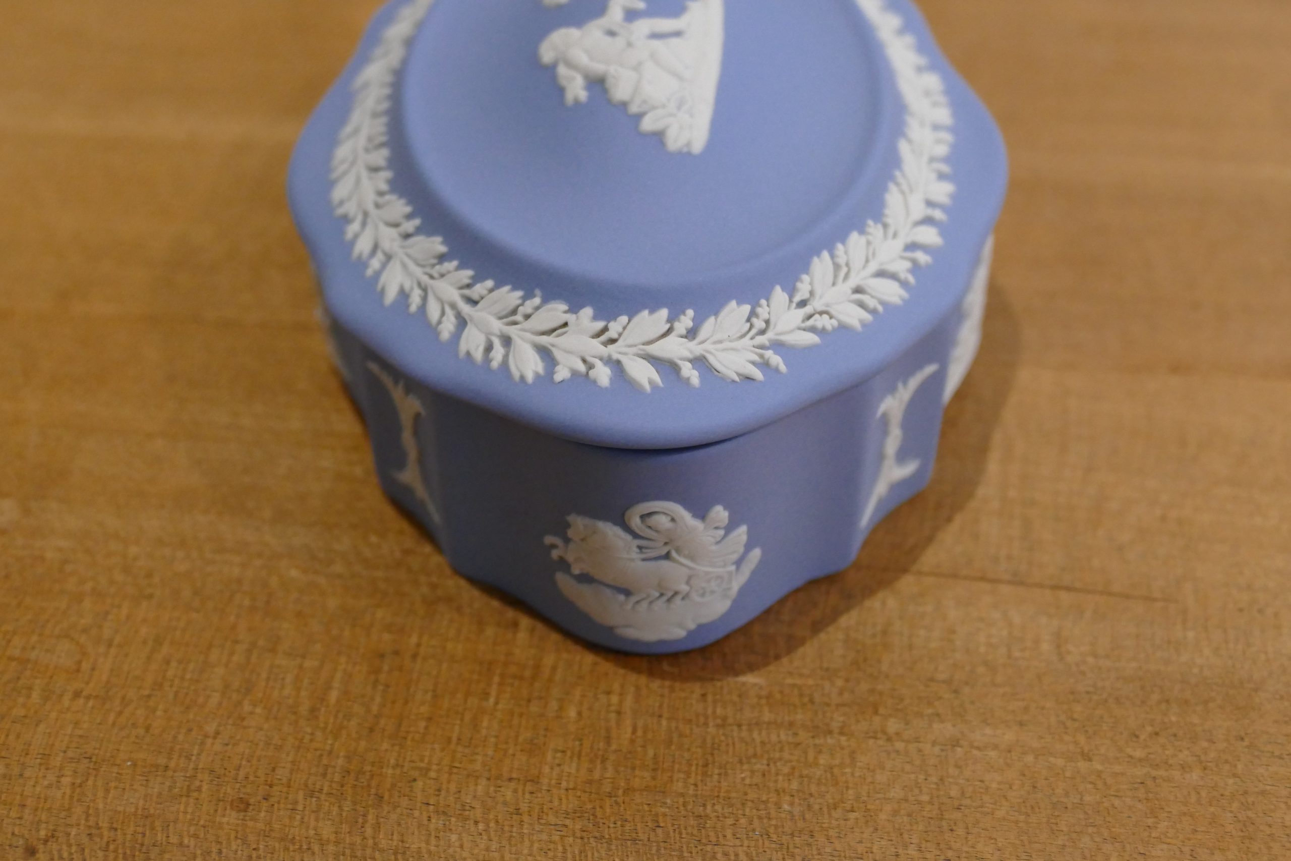 Boîte ovale Wedgwood en Jasperware bleu, détail des reliefs sur le flanc