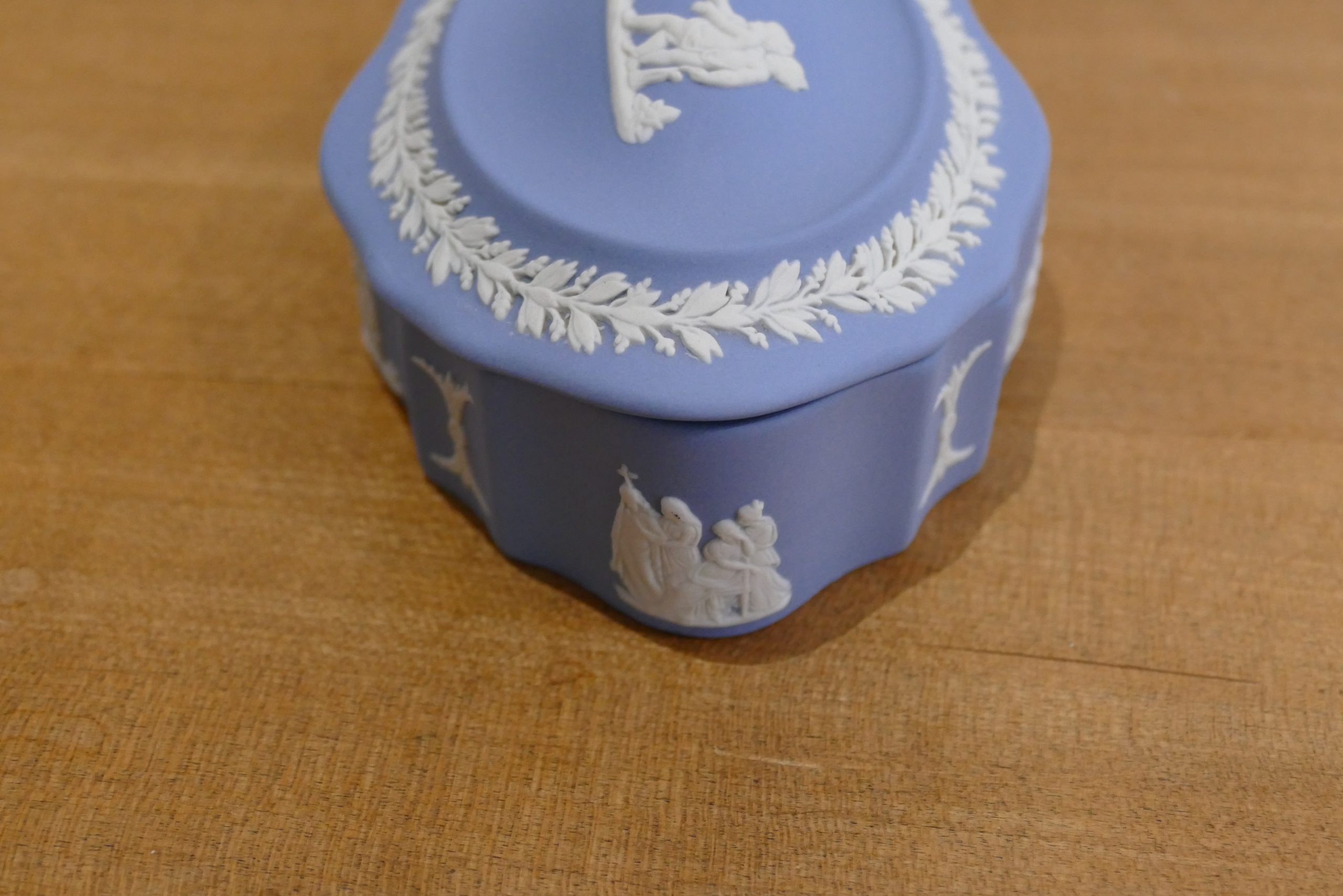 Boîte ovale Wedgwood en Jasperware bleu, scène à l'antique sur le flanc