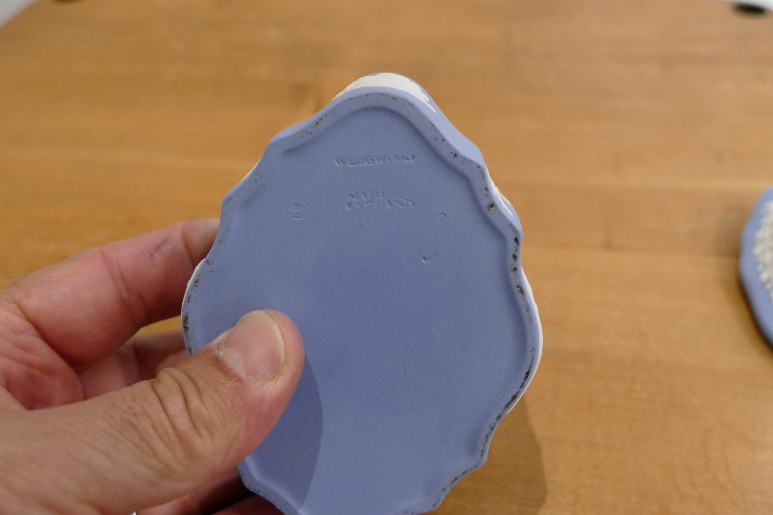 Boîte ovale Wedgwood en Jasperware bleu, dessous de la boîte
