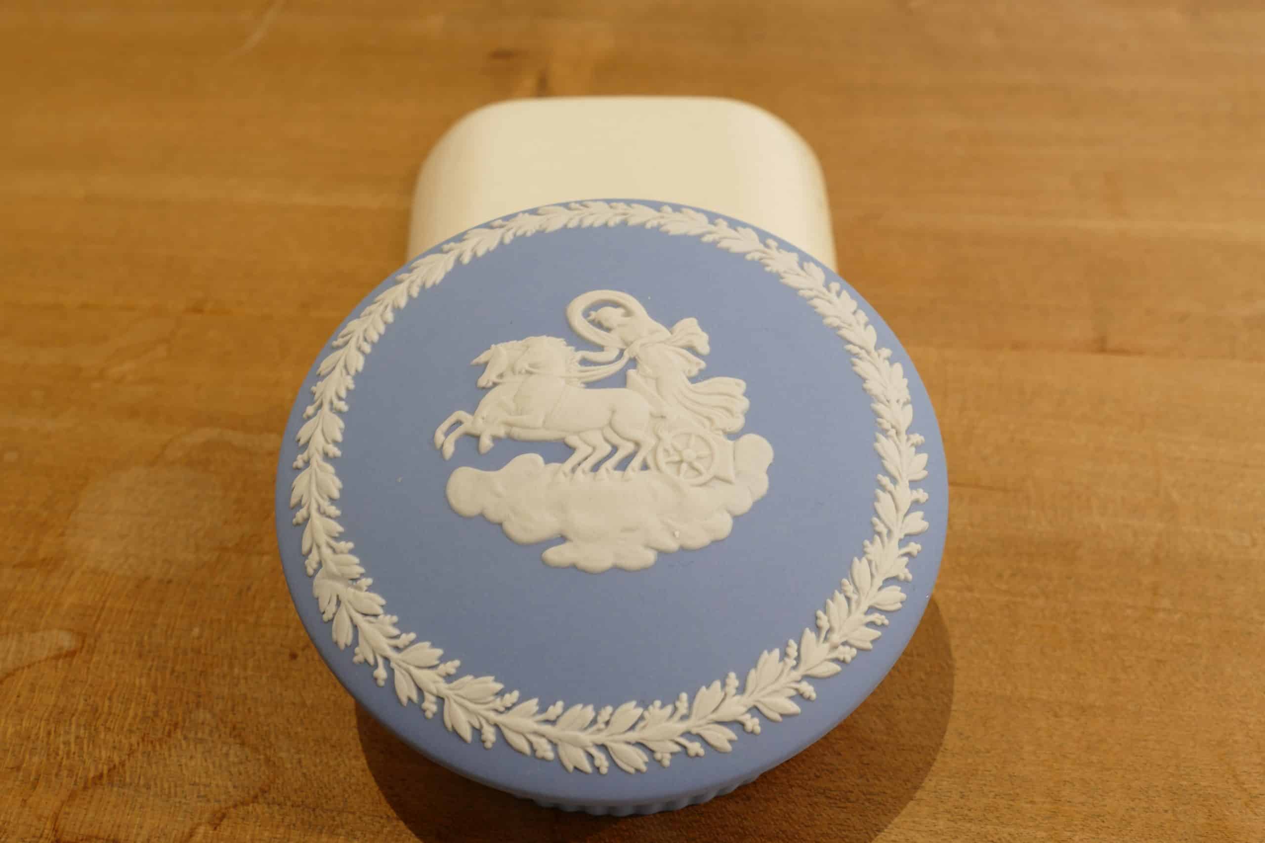 Boîte ronde Wedgwood en Jasperware bleu, couvercle au char à l'antique