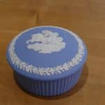 Boîte ronde Wedgwood en Jasperware bleu, vue de trois quarts