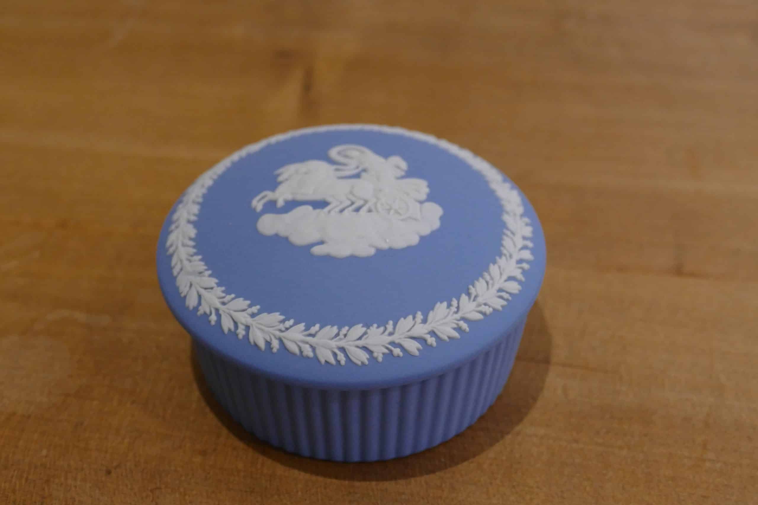 Boîte ronde Wedgwood en Jasperware bleu, vue de trois quarts