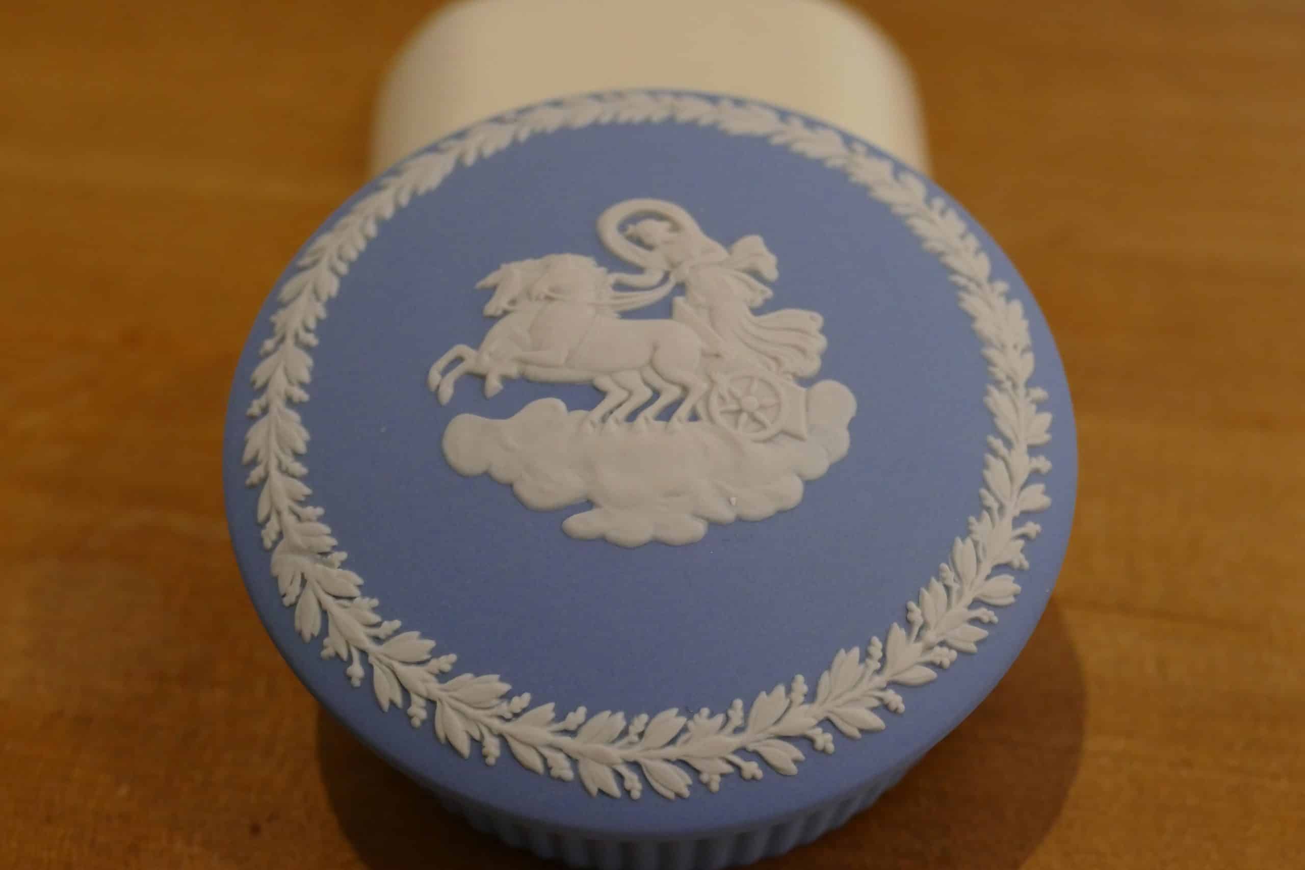 Boîte ronde Wedgwood en Jasperware bleu, détail du relief blanc du couvercle