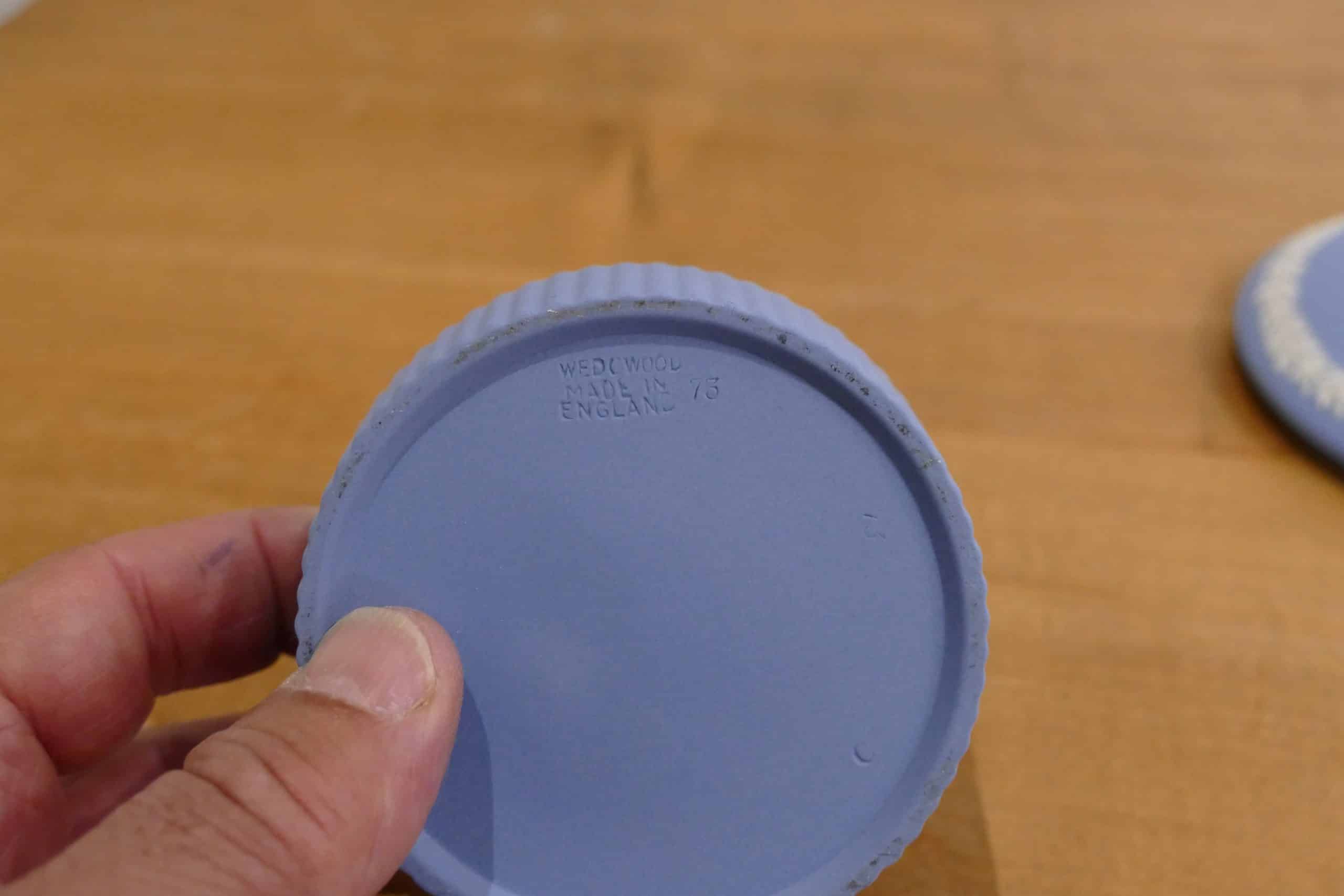 Boîte ronde Wedgwood en Jasperware bleu, dessous de la boîte