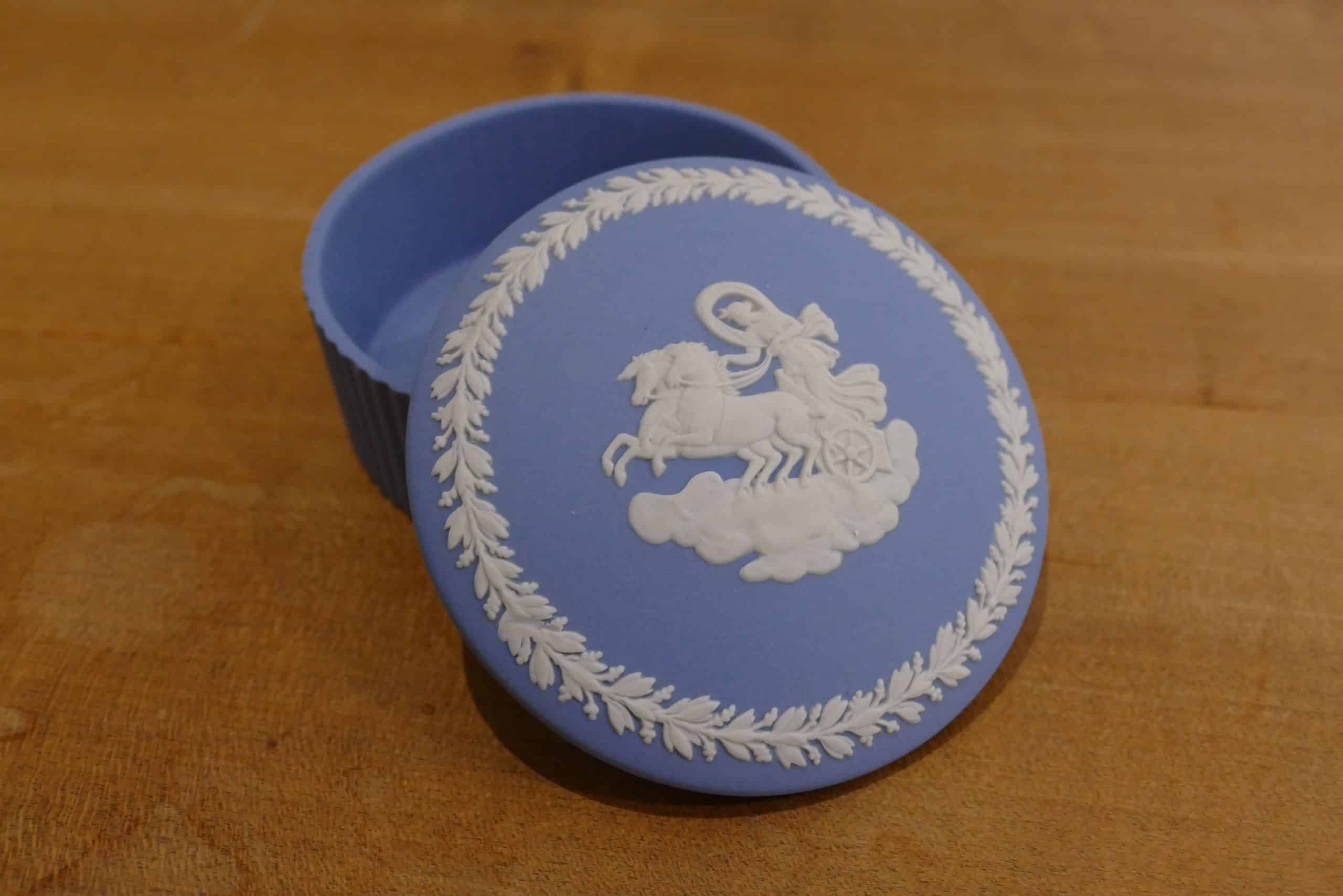 Boîte ronde Wedgwood en Jasperware bleu, boîte ouverte