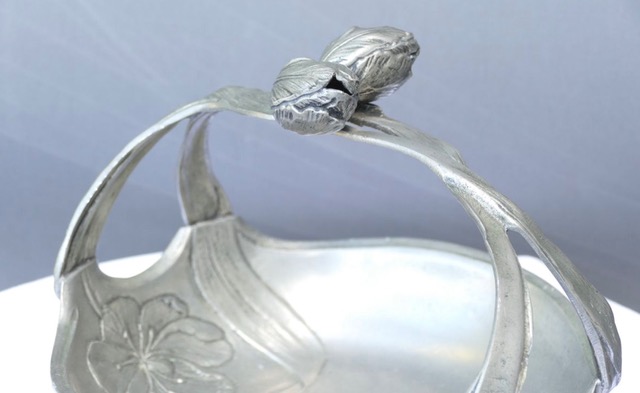 Corbeille à fruits en étain style Art Nouveau - anse sculptée surmontée de boutons de fleurs