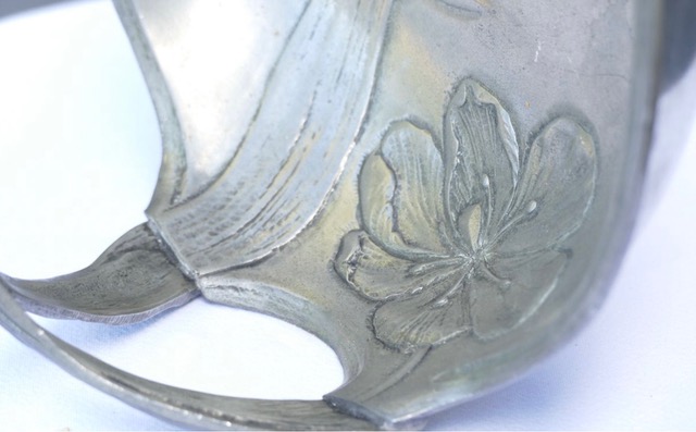 Corbeille à fruits en étain style Art Nouveau - décor de tulipes en relief
