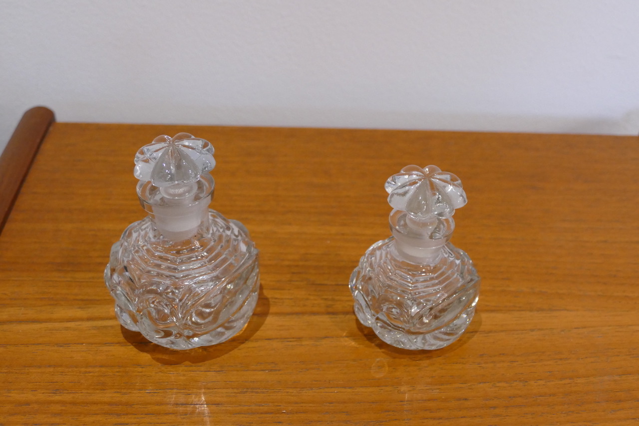 Lot de 2 petits flacons anciens en cristal - photo 2