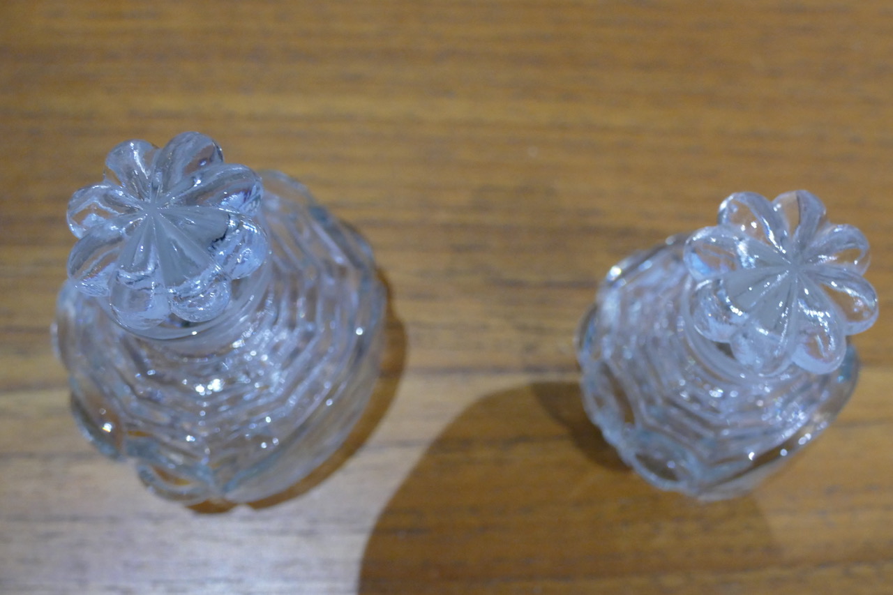 Lot de 2 petits flacons anciens en cristal - photo 3