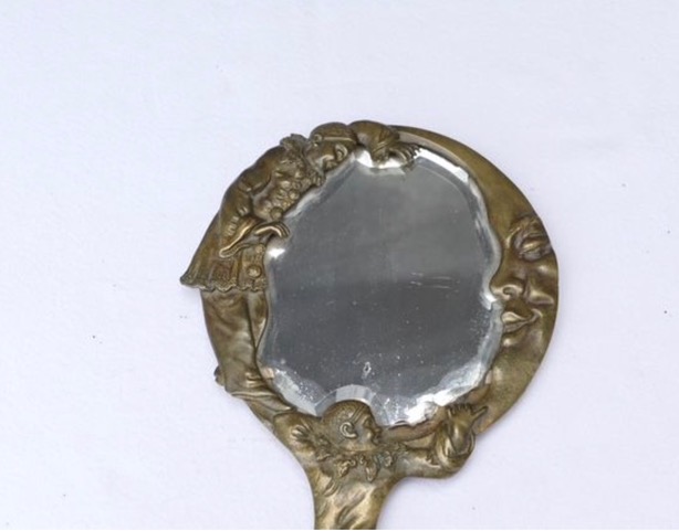 Miroir à main Pierrot, Colombine et la lune en bronze doré - détail de la lune et du miroir biseauté