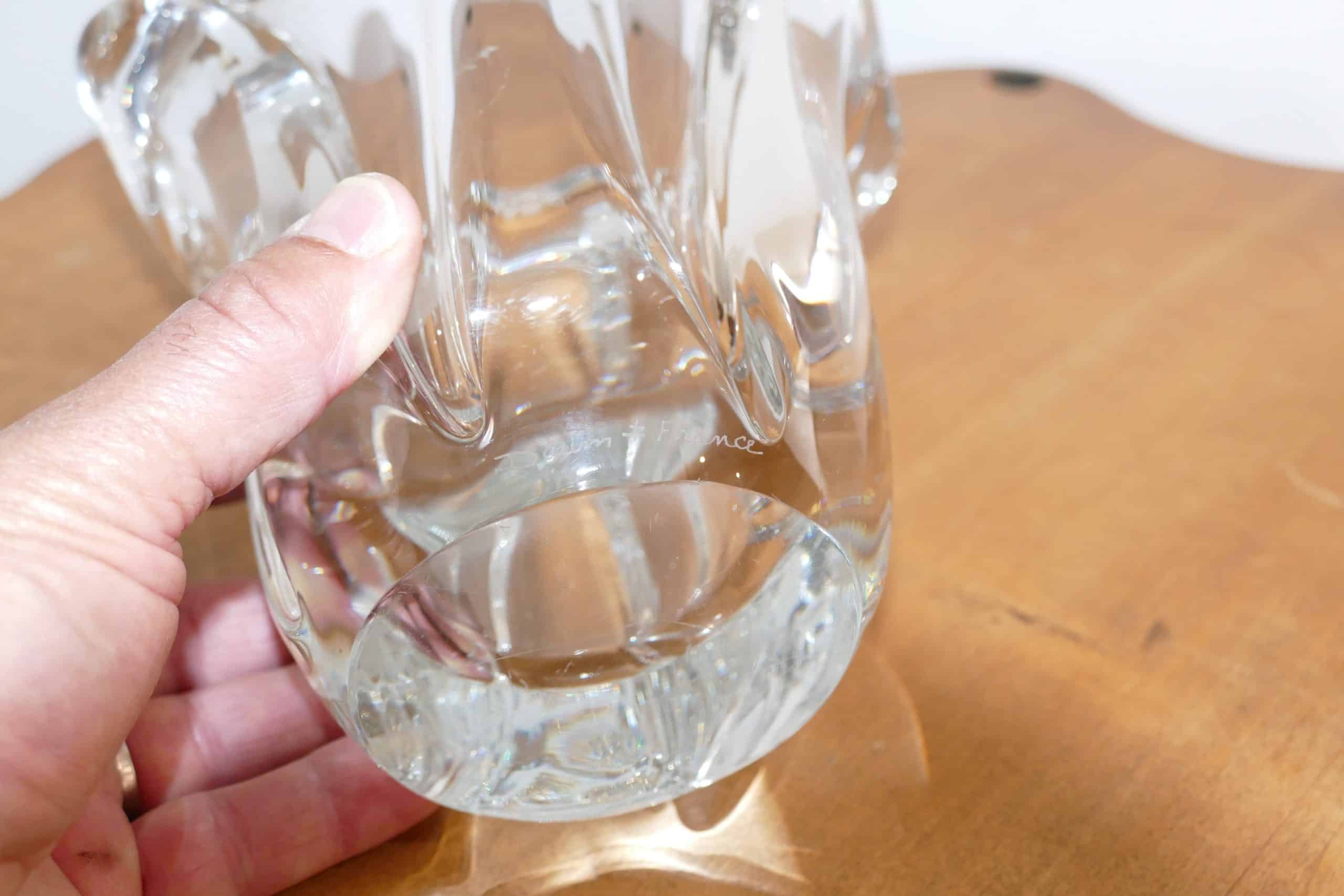 Vase tulipe en cristal Daum France, base épaisse et signature