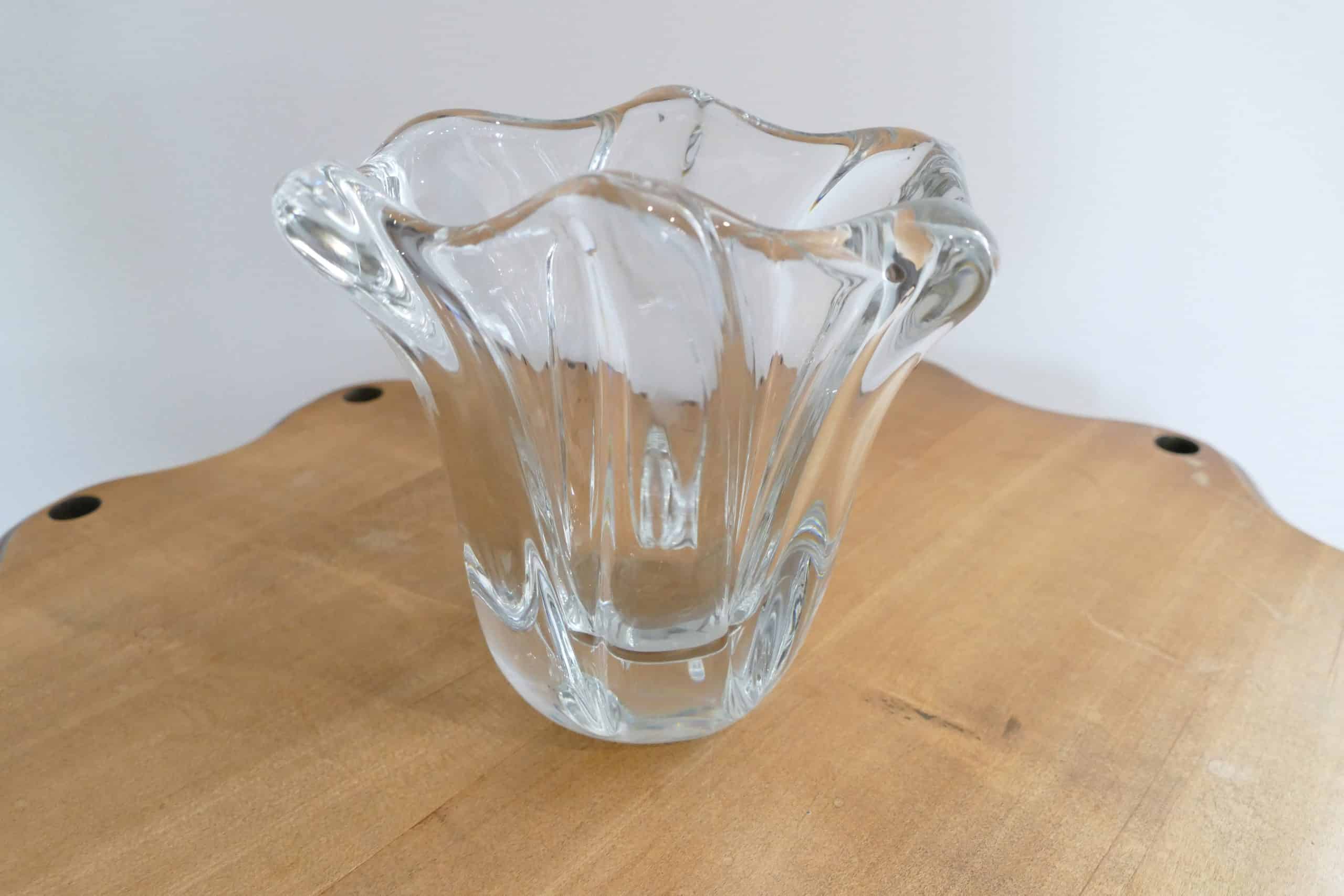 Vase tulipe en cristal Daum France, col ondulé en pétales