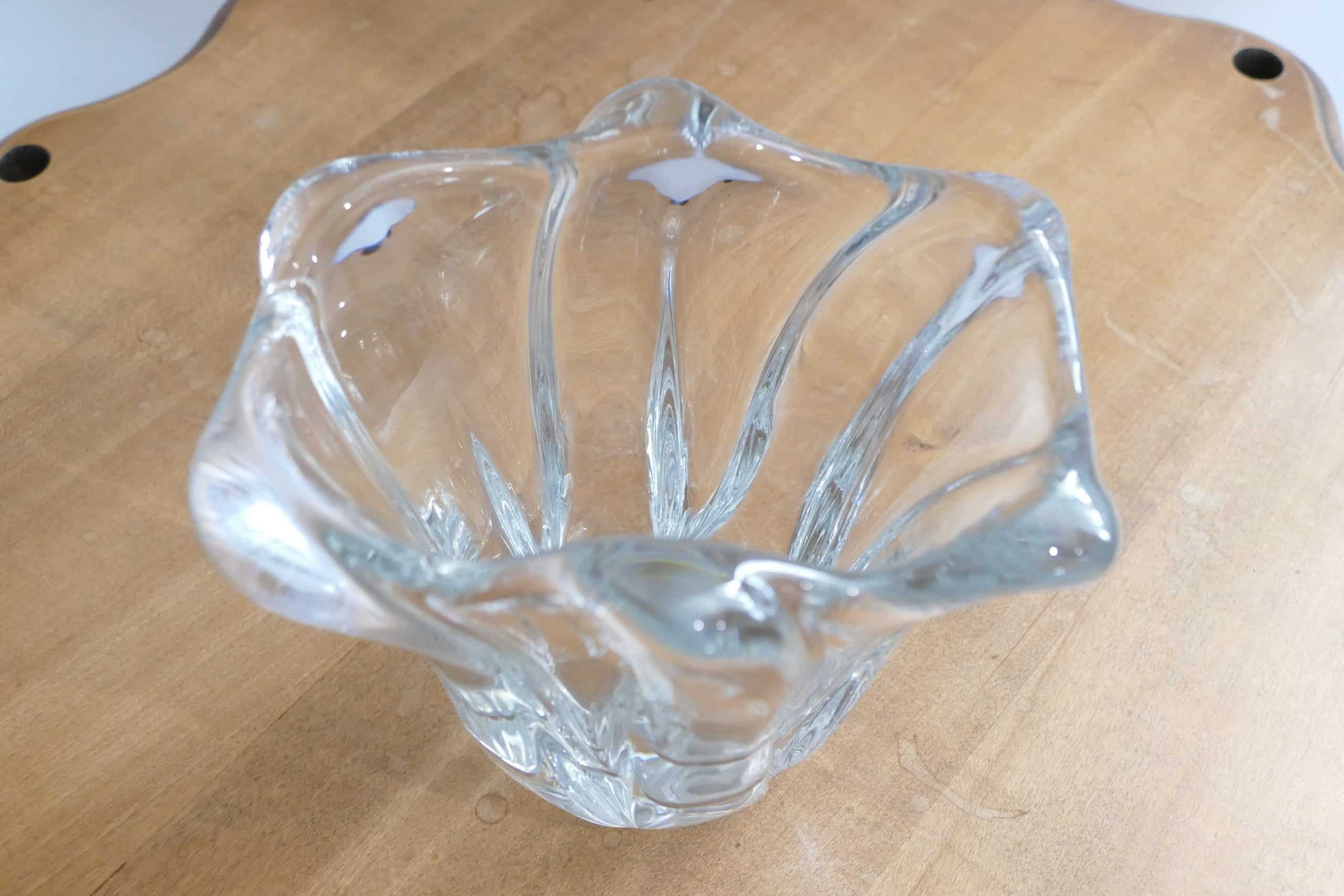 Vase tulipe en cristal Daum France, vue plongeante sur le col