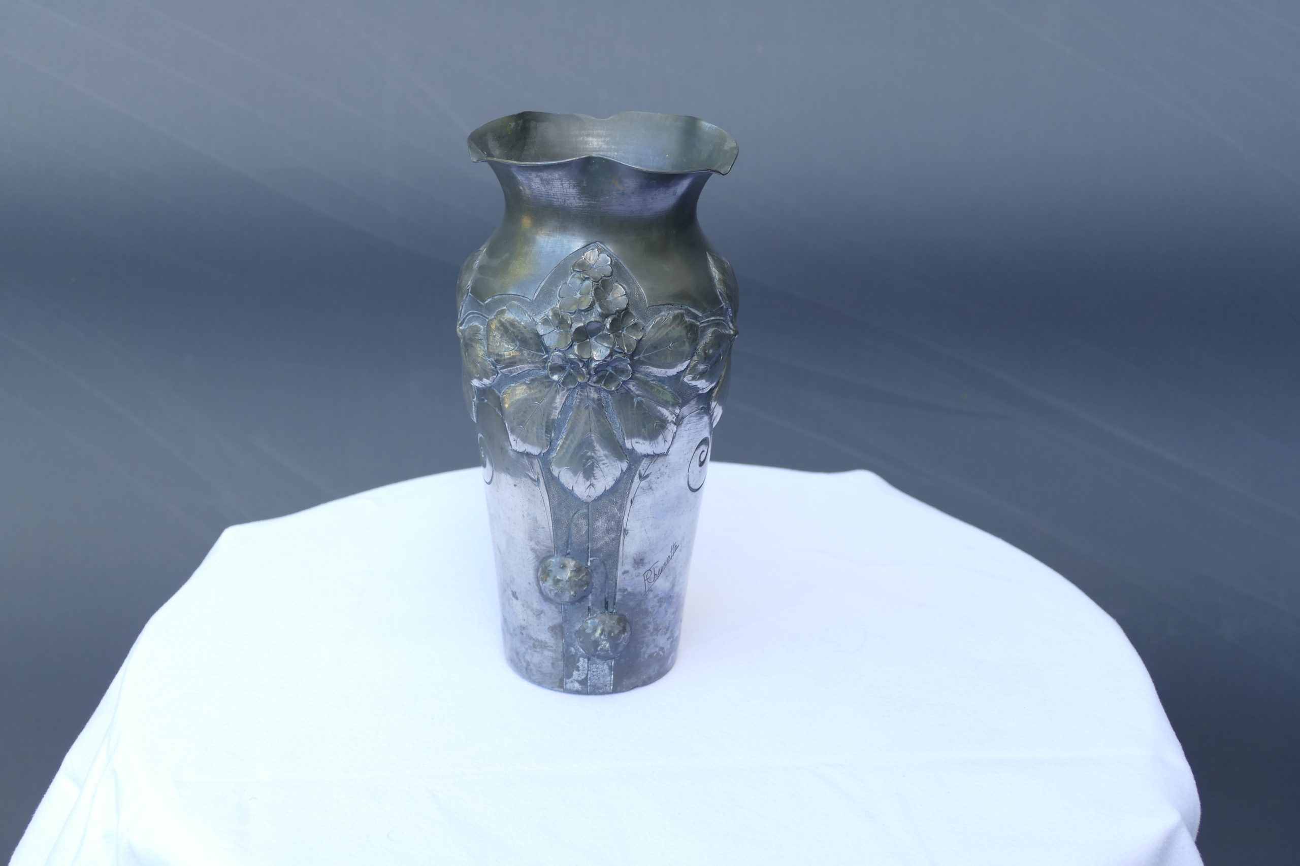 Vase en étain Art nouveau signé P. Chaumette