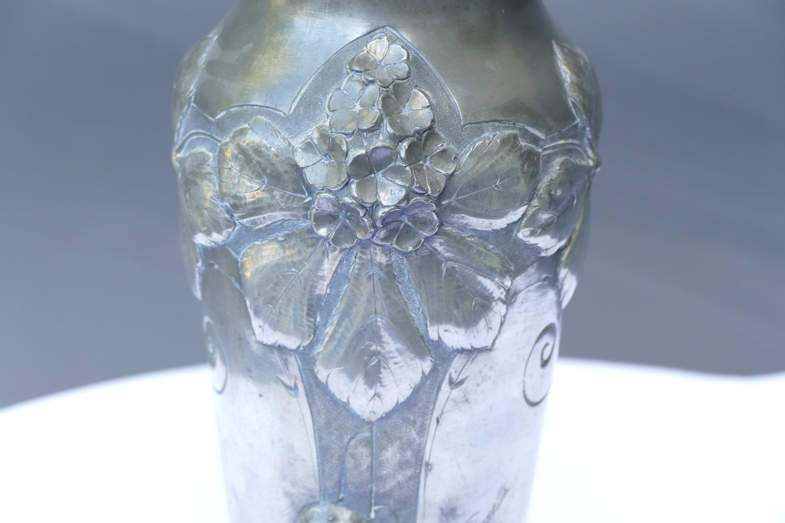 Vase en étain Art nouveau signé P. Chaumette - photo 2