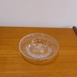Coupelle sous-bouteille en verre taillé