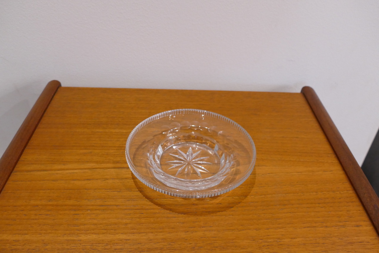 Coupelle sous-bouteille en verre taillé