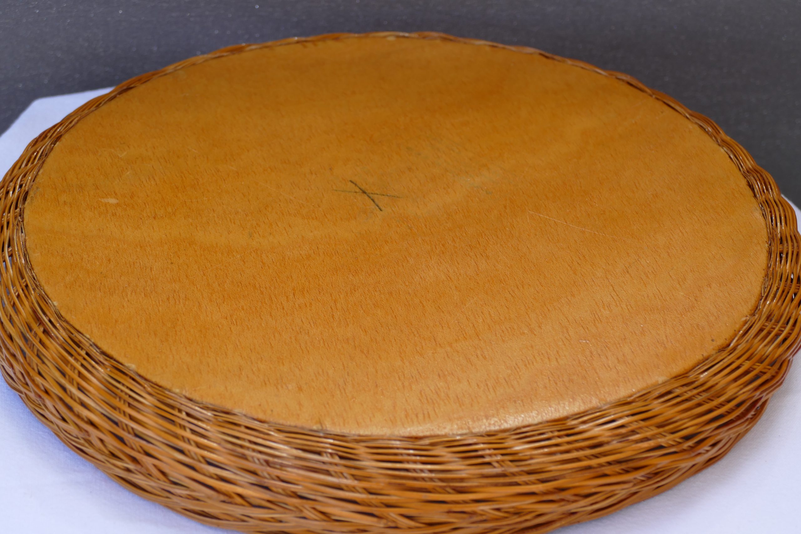 Plateau rond en osier tressé et bois - photo 4