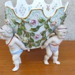 Cache-pot en céramique de style Saxe à roses en relief et putti, vue d'ensemble