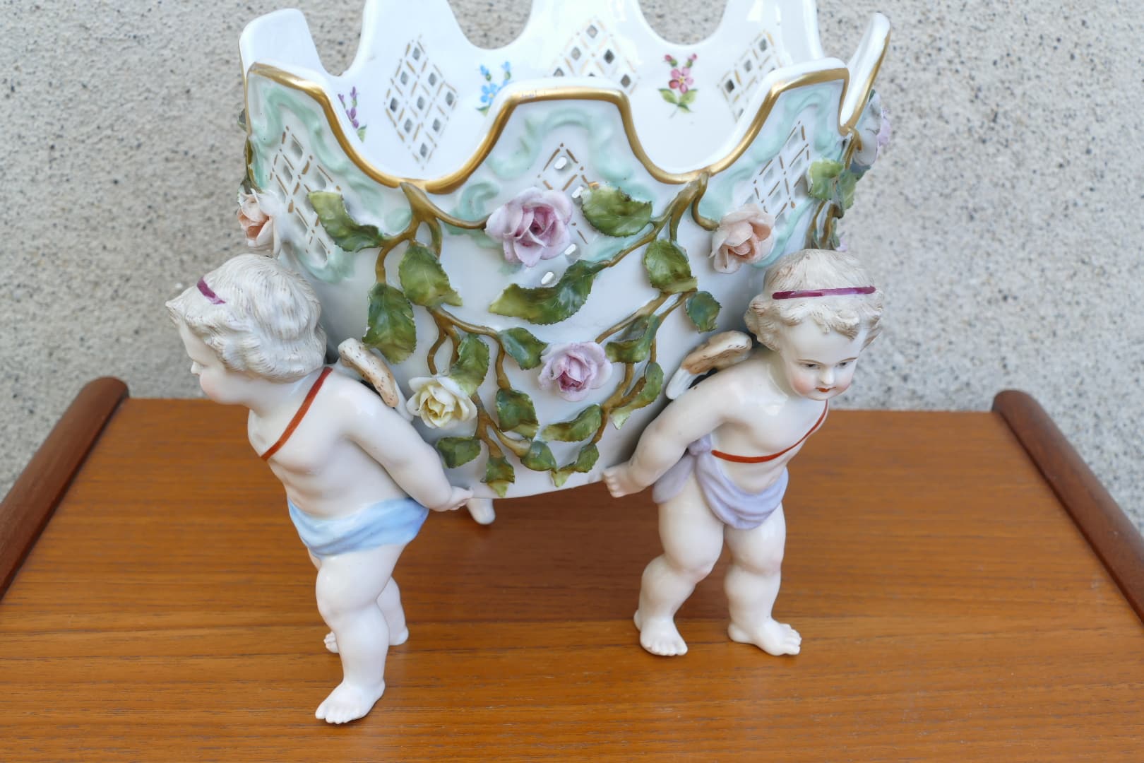 Cache-pot en céramique de style Saxe à roses en relief et putti, vue d'ensemble