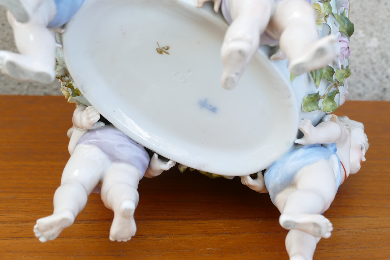 Cache-pot en céramique de style Saxe à roses en relief et putti, vue 13
