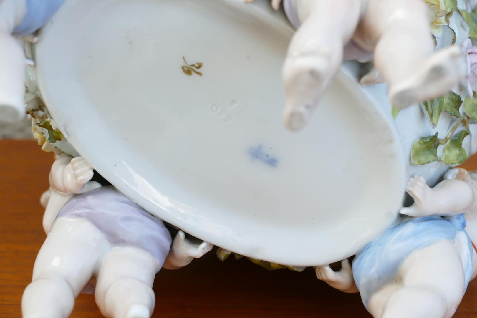 Cache-pot en céramique de style Saxe à roses en relief et putti, vue 14