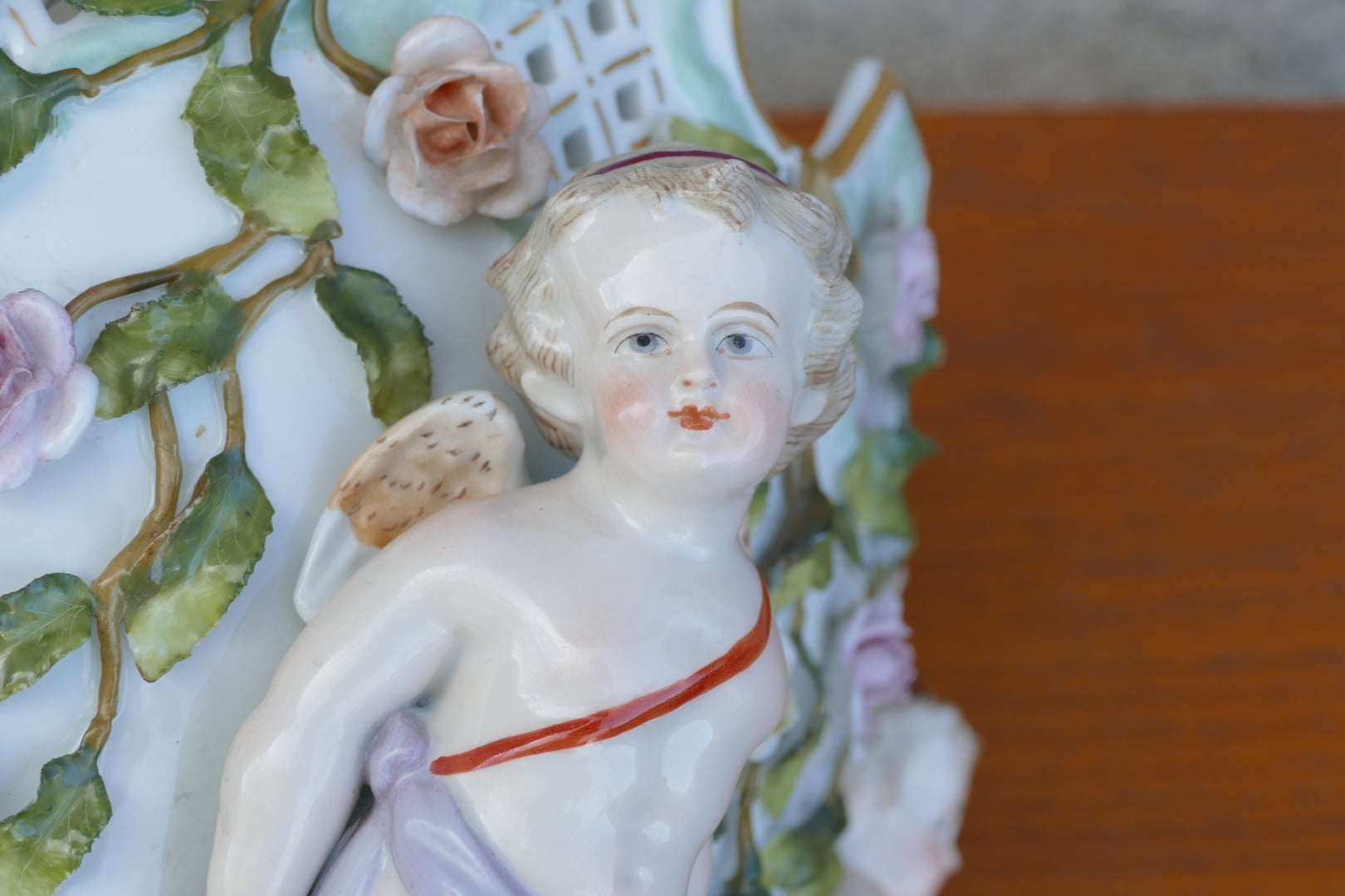 Cache-pot en céramique de style Saxe à roses en relief et putti, vue 15