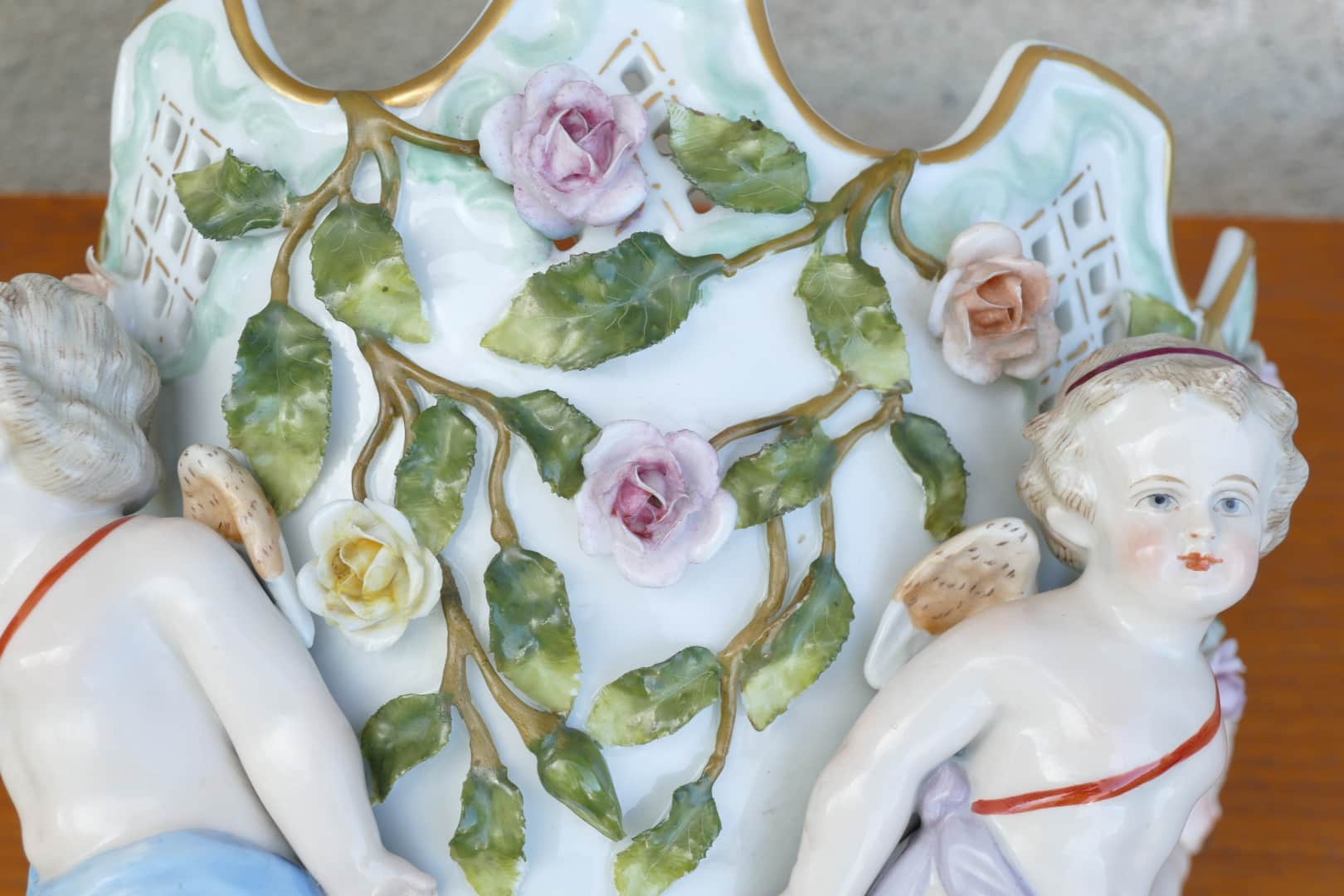 Cache-pot en céramique de style Saxe à roses en relief et putti, vue 16