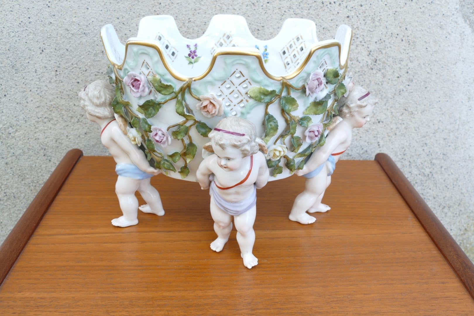 Cache-pot en céramique de style Saxe à roses en relief et putti, vue 18