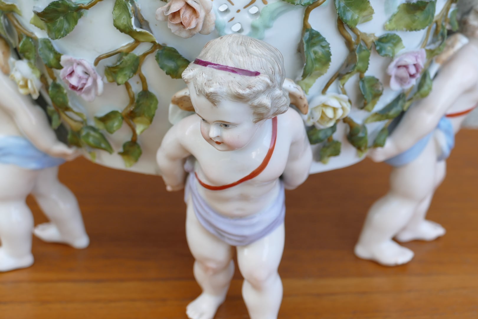 Cache-pot en céramique de style Saxe à roses en relief et putti, vue 19