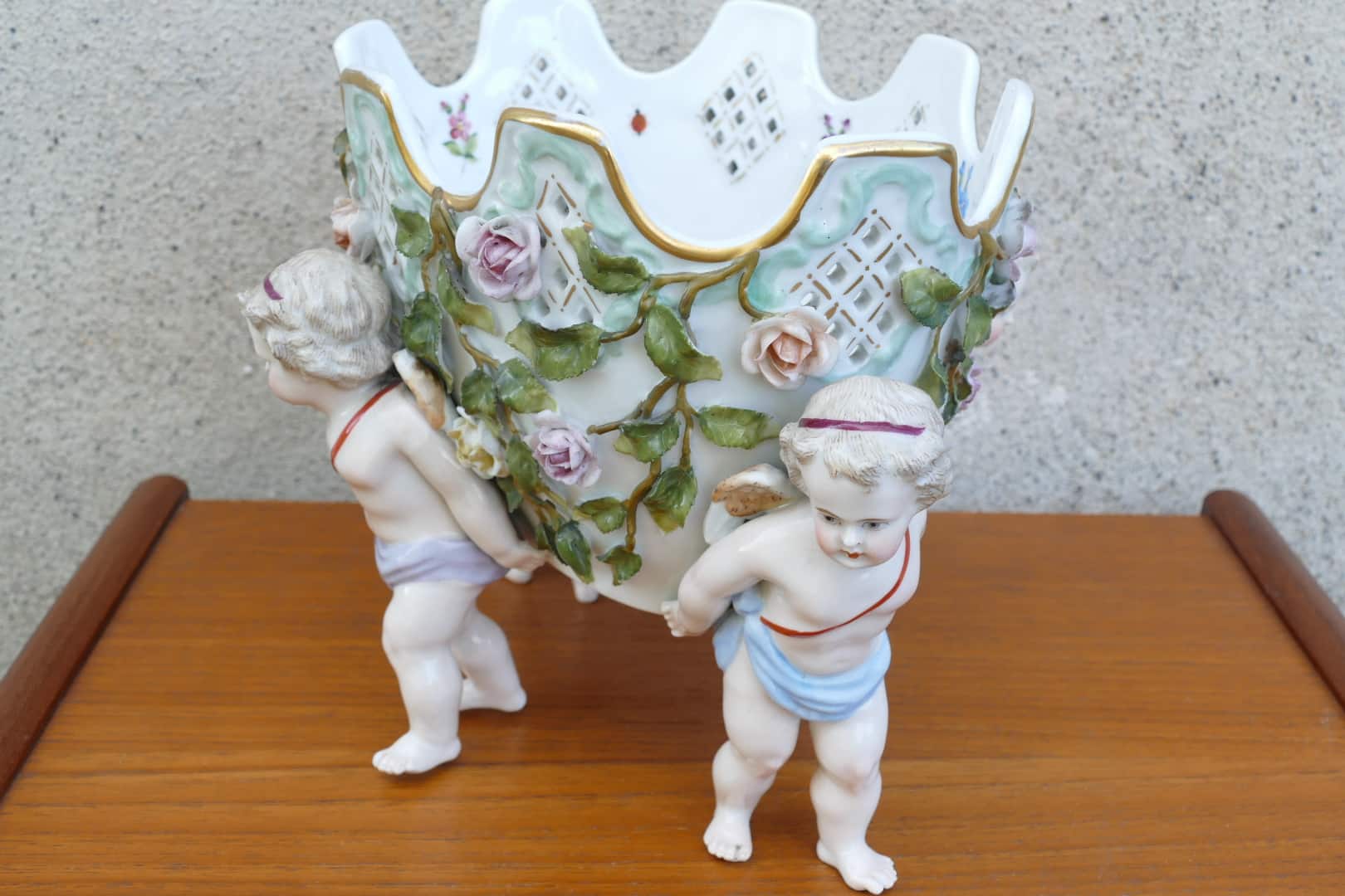 Cache-pot en céramique de style Saxe à roses en relief et putti, vue 2