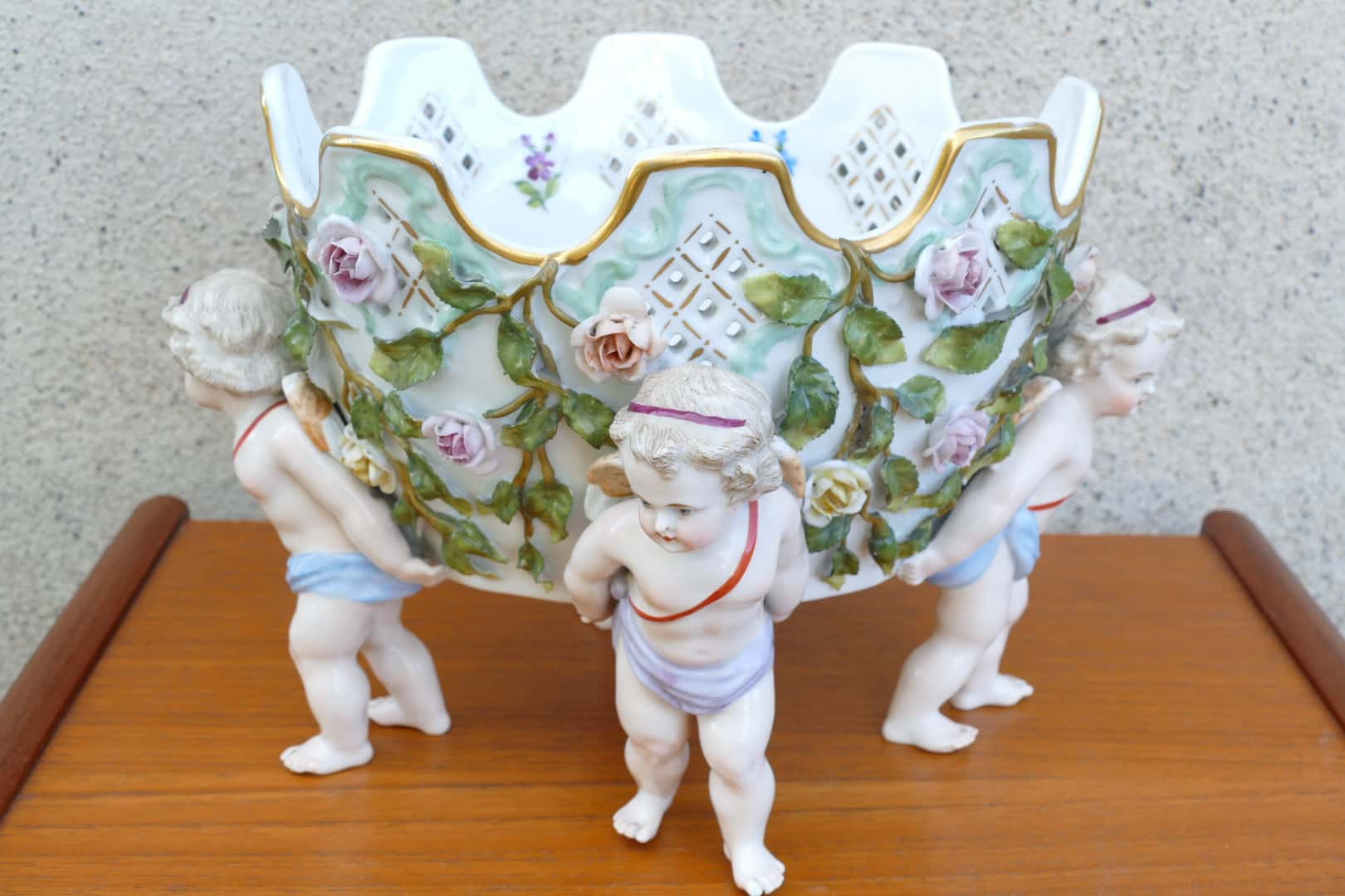 Cache-pot en céramique de style Saxe à roses en relief et putti, vue 3