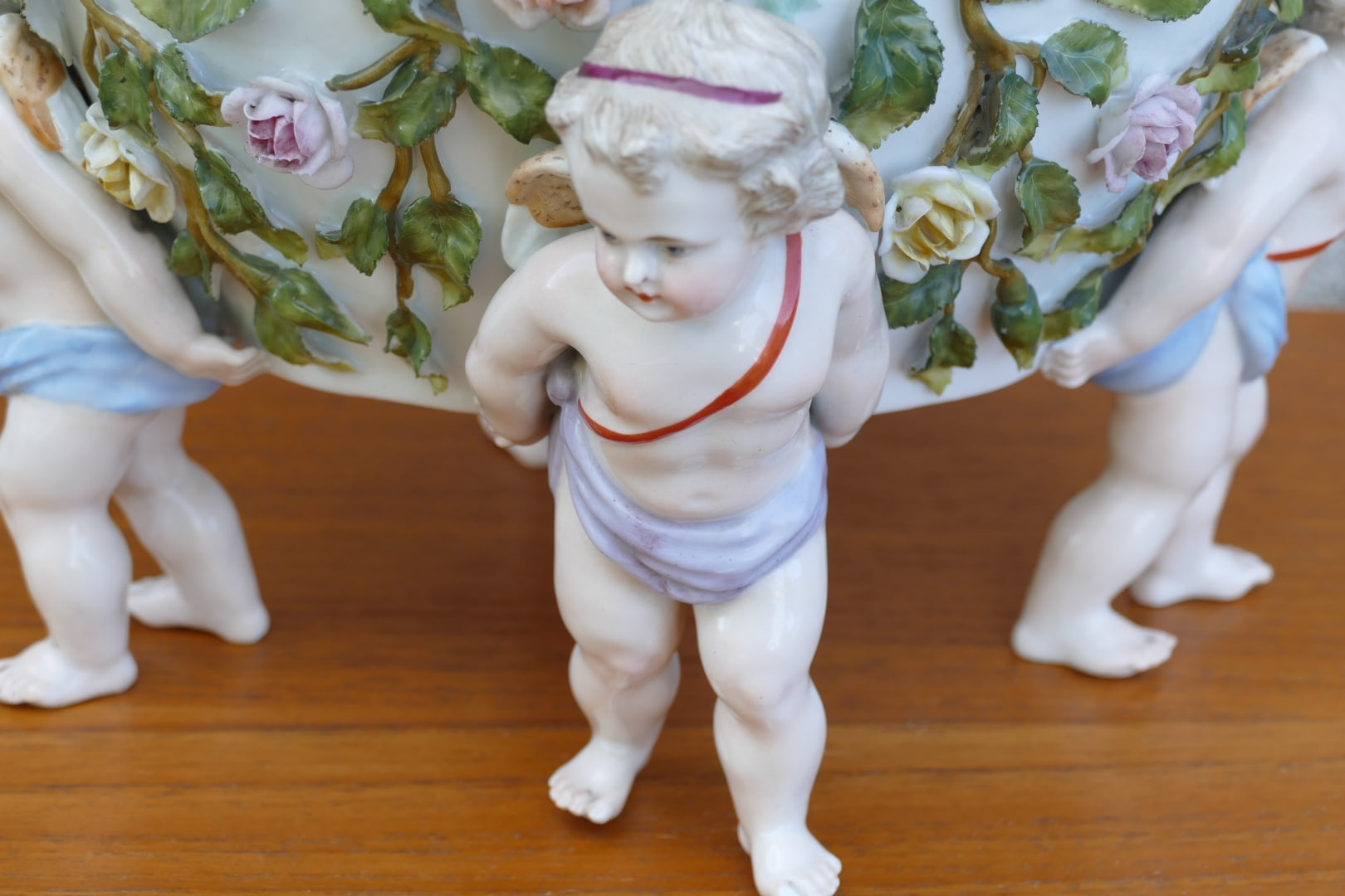 Cache-pot en céramique de style Saxe à roses en relief et putti, vue 4