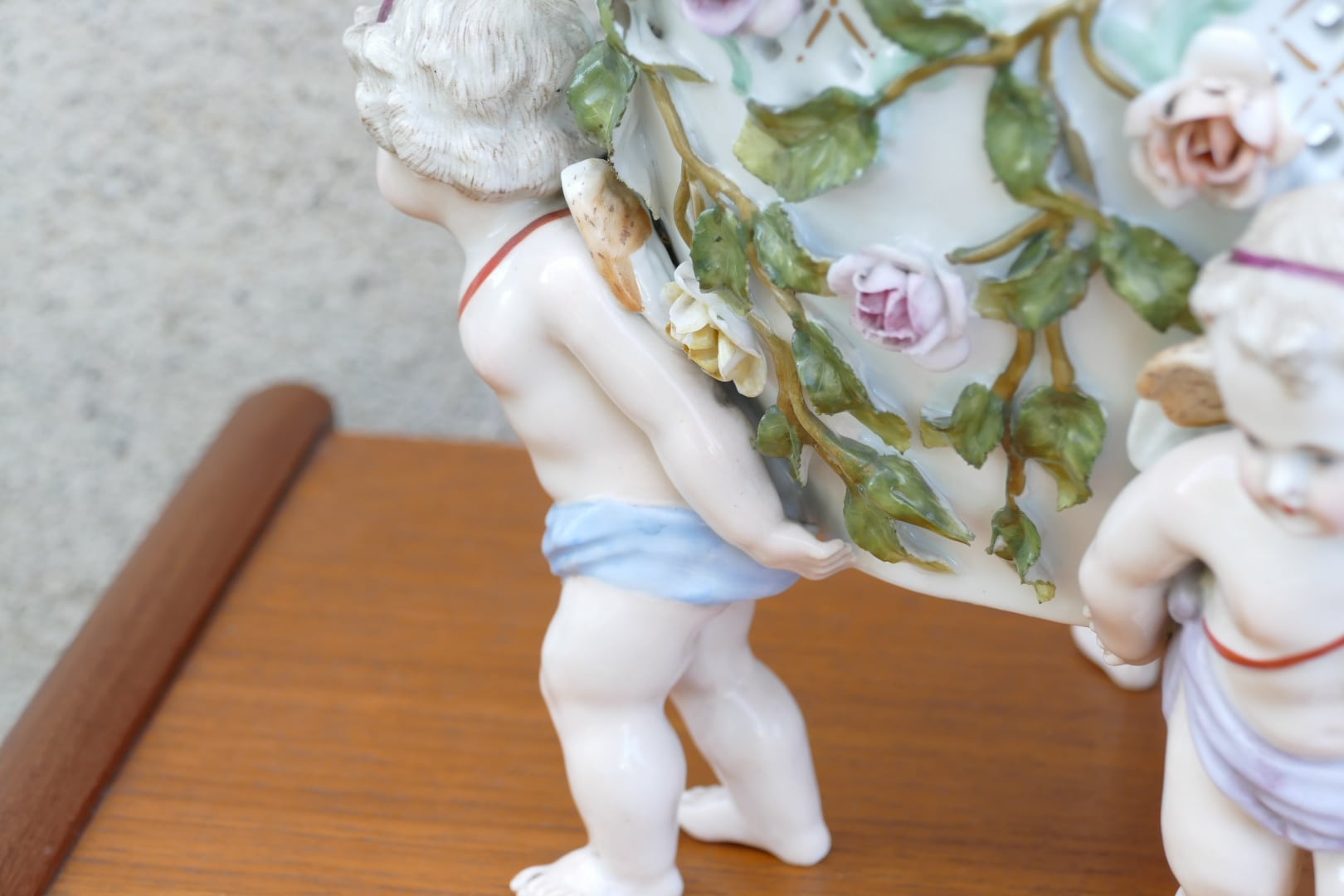 Cache-pot en céramique de style Saxe à roses en relief et putti, vue 5