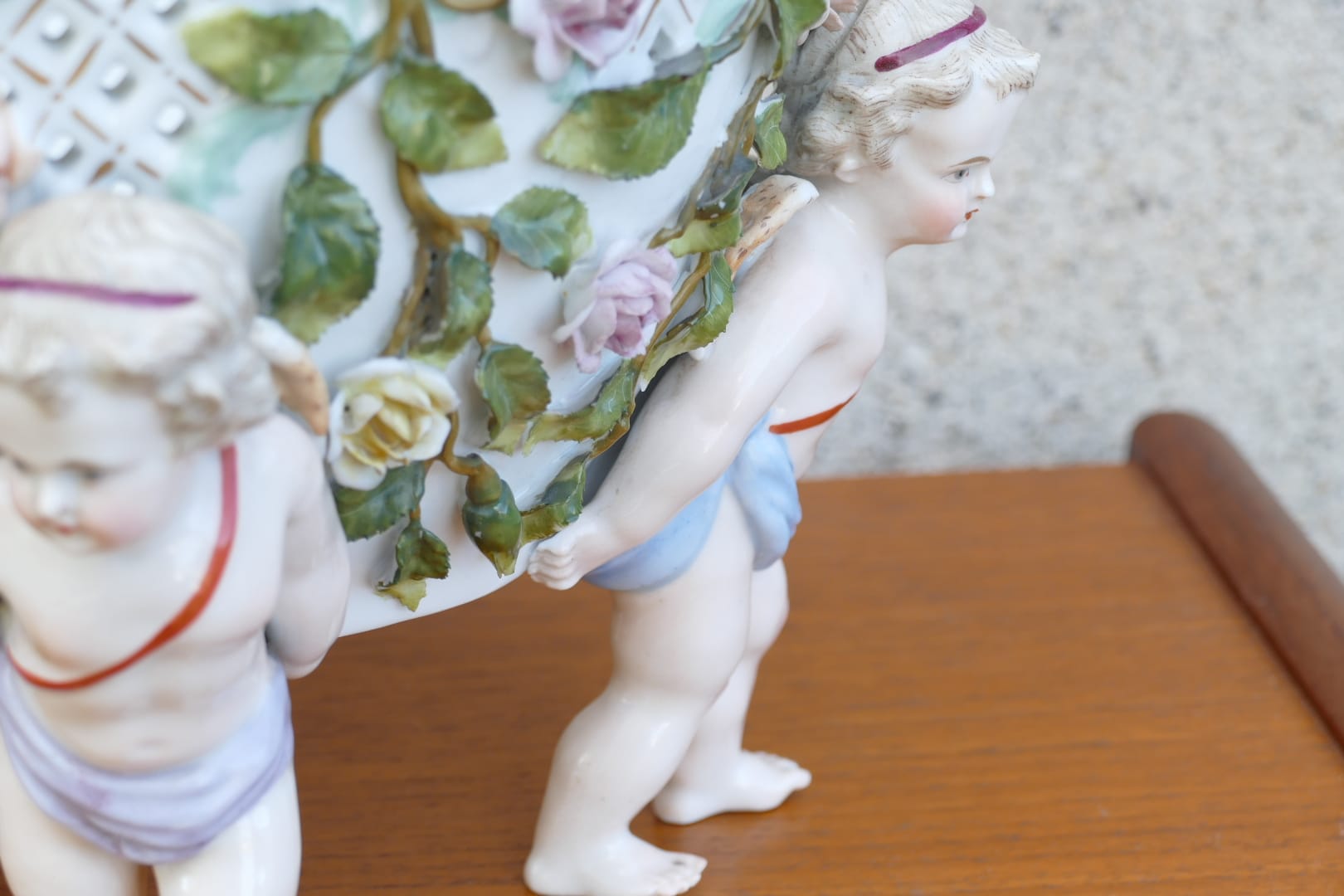 Cache-pot en céramique de style Saxe à roses en relief et putti, vue 6
