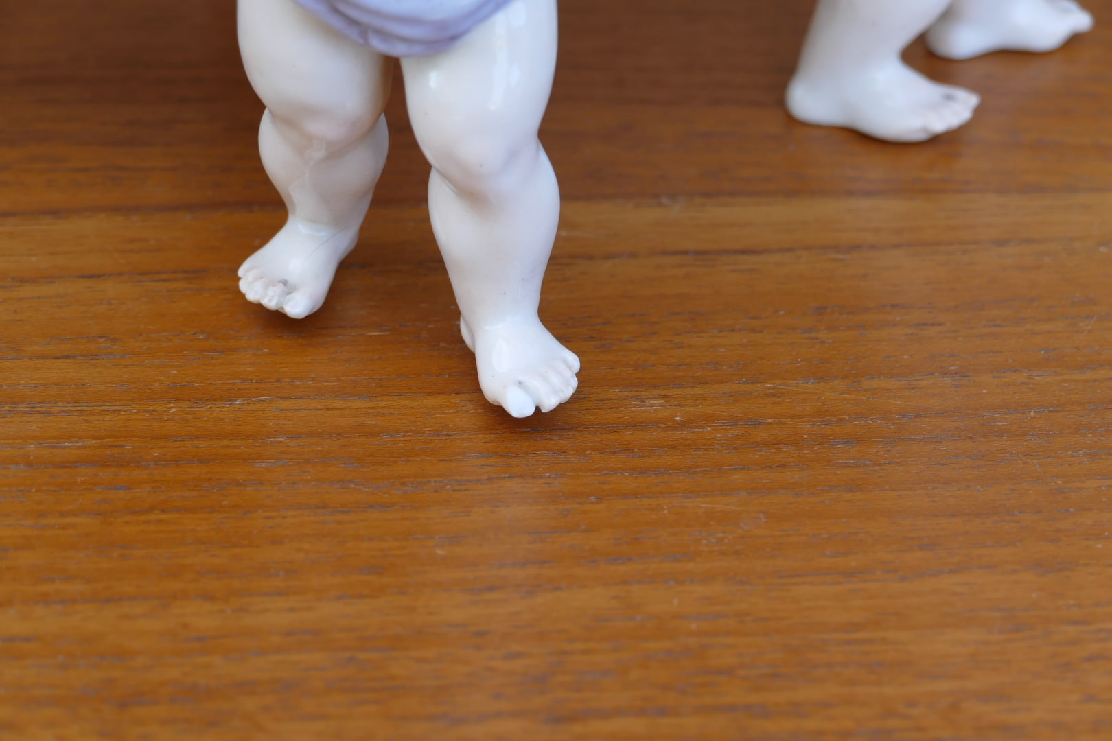 Cache-pot en céramique de style Saxe à roses en relief et putti, vue 7