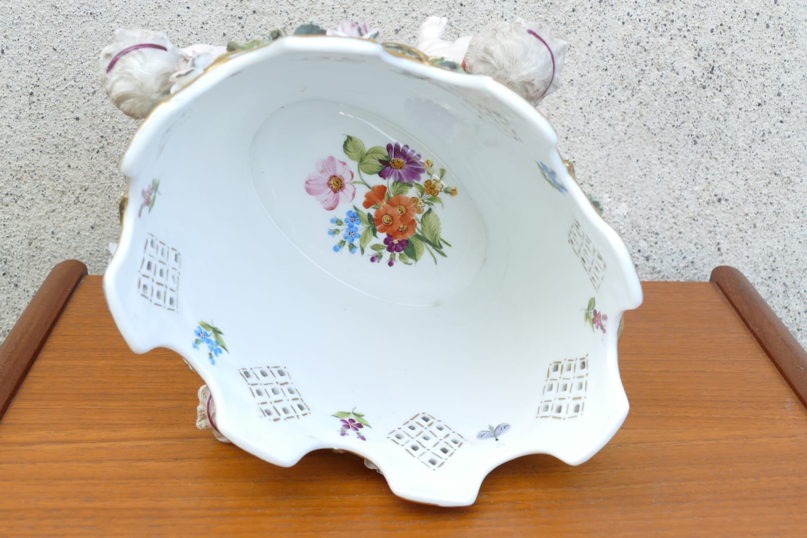 Cache-pot en céramique de style Saxe à roses en relief et putti, vue 8