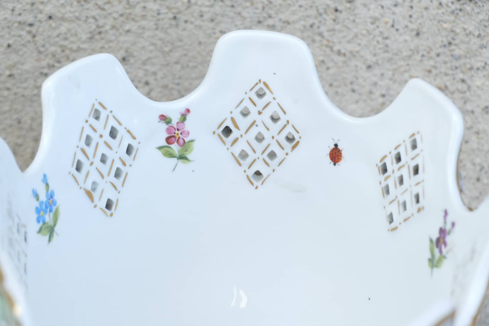 Cache-pot en céramique de style Saxe à roses en relief et putti, vue 9