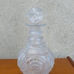 Carafe en cristal style Le Creusot au corps annelé et décor d’arabesques, vue d'ensemble