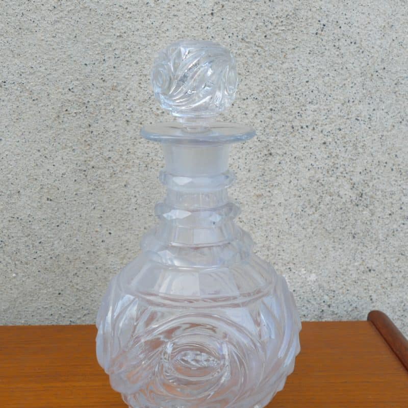 Carafe en cristal style Le Creusot au corps annelé et décor d’arabesques, vue d'ensemble