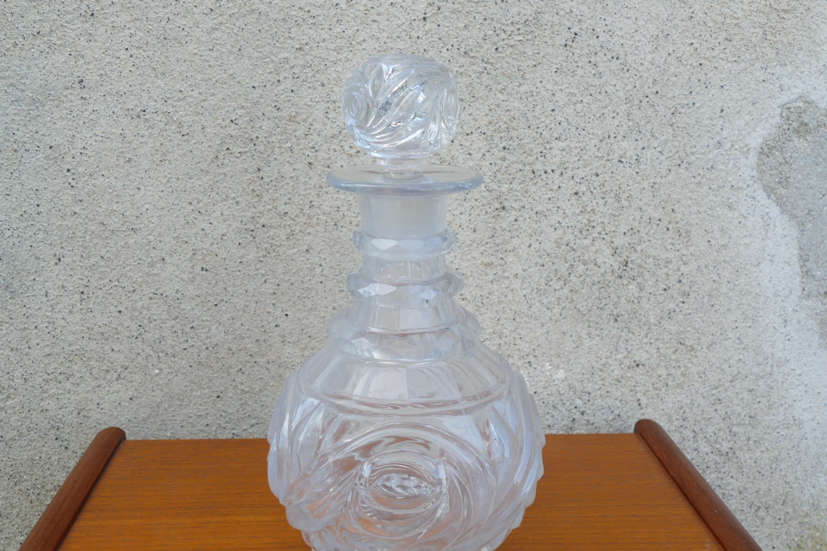 Carafe en cristal style Le Creusot au corps annelé et décor d’arabesques, vue d'ensemble