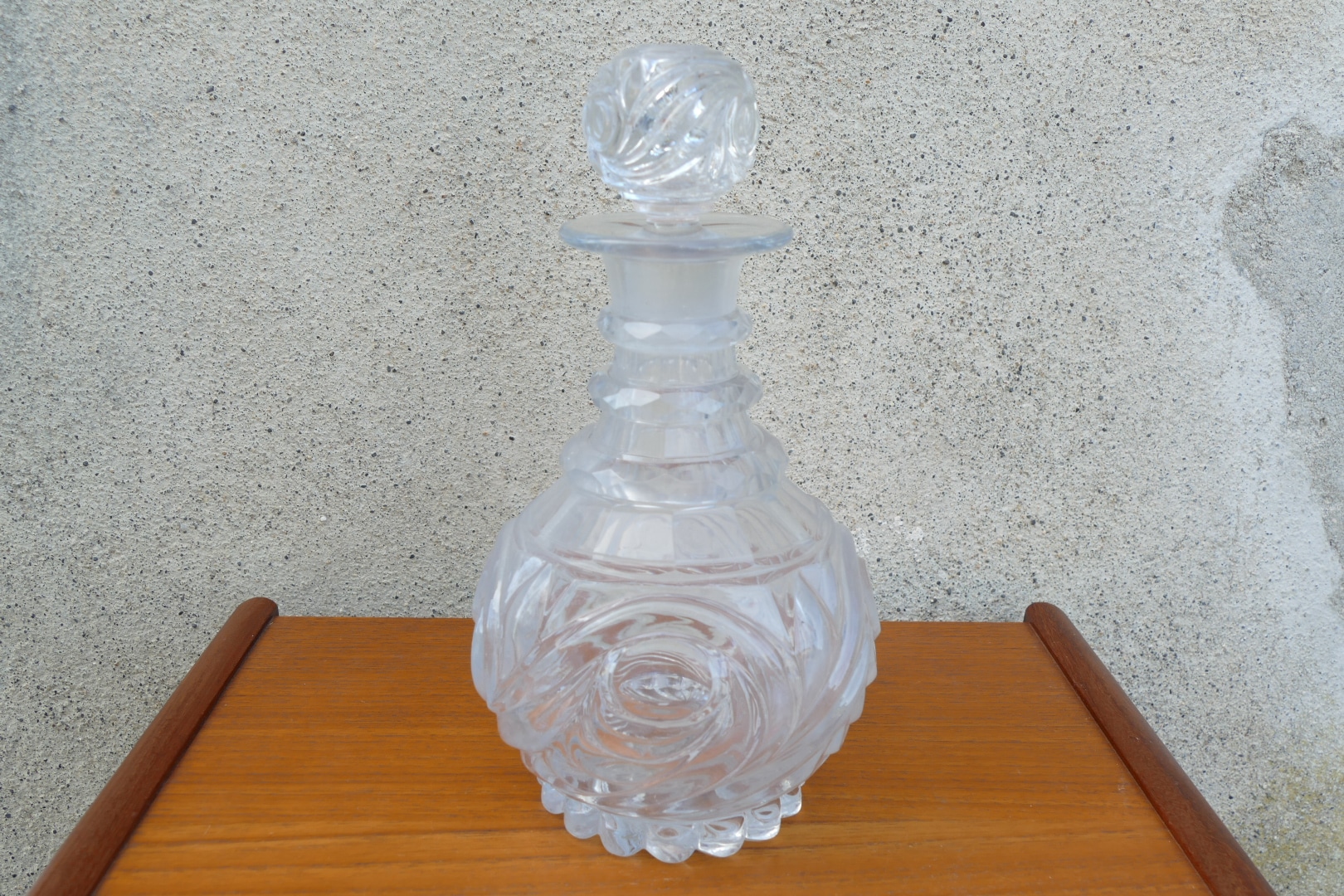 Carafe en cristal style Le Creusot au corps annelé et décor d’arabesques, vue 2