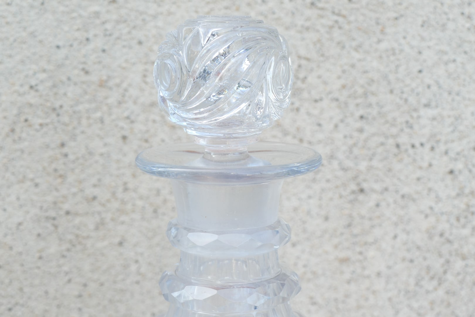 Carafe en cristal style Le Creusot au corps annelé et décor d’arabesques, vue 3