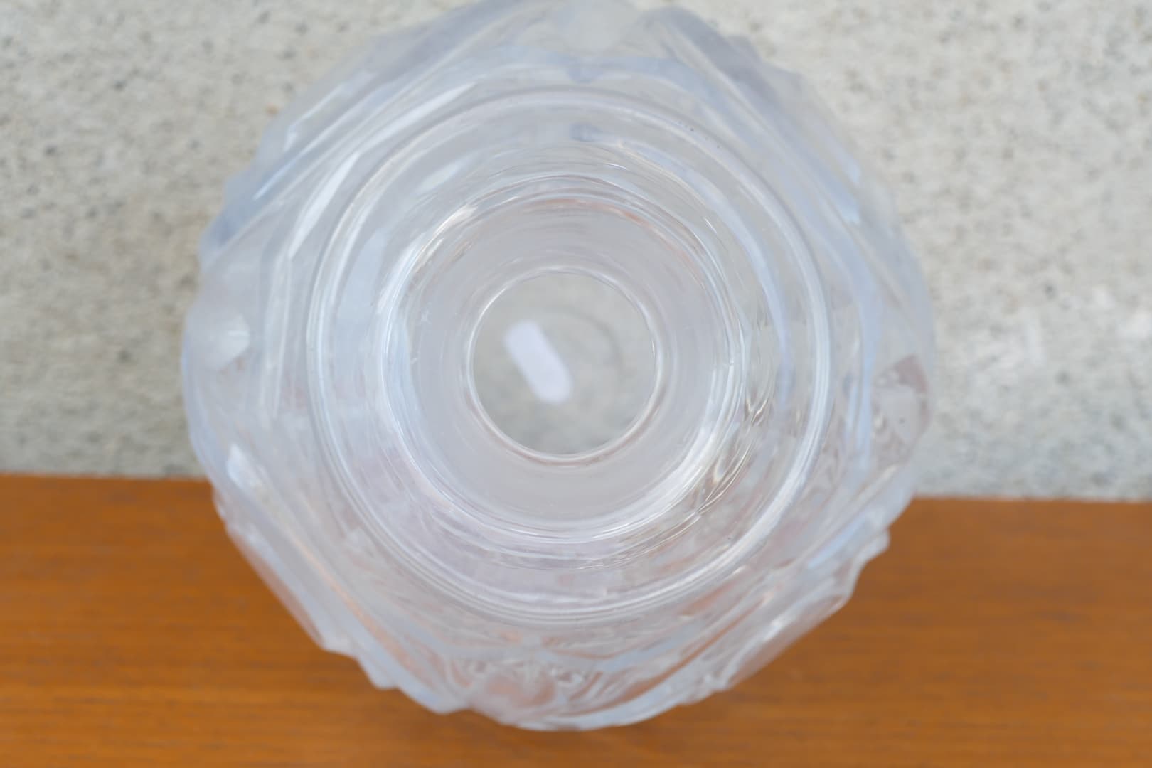 Carafe en cristal style Le Creusot au corps annelé et décor d’arabesques, vue 4