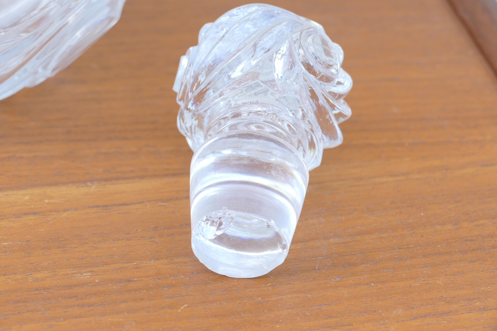 Carafe en cristal style Le Creusot au corps annelé et décor d’arabesques, vue 5