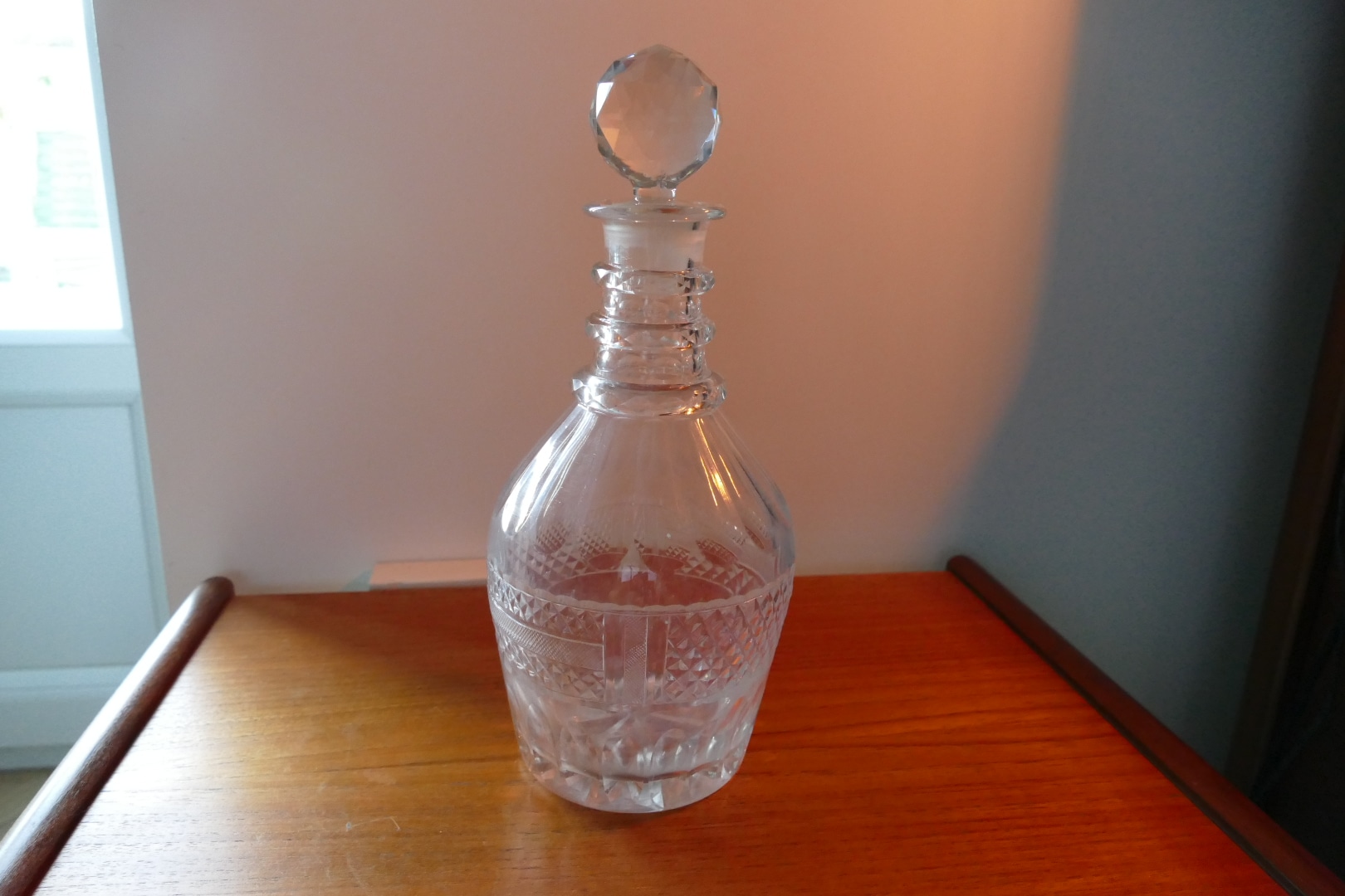 Carafe ancienne en cristal taillé style Le Creusot, vue d'ensemble